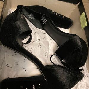 Vera Wang Platform Sandals with Jeweled Heel Size 7